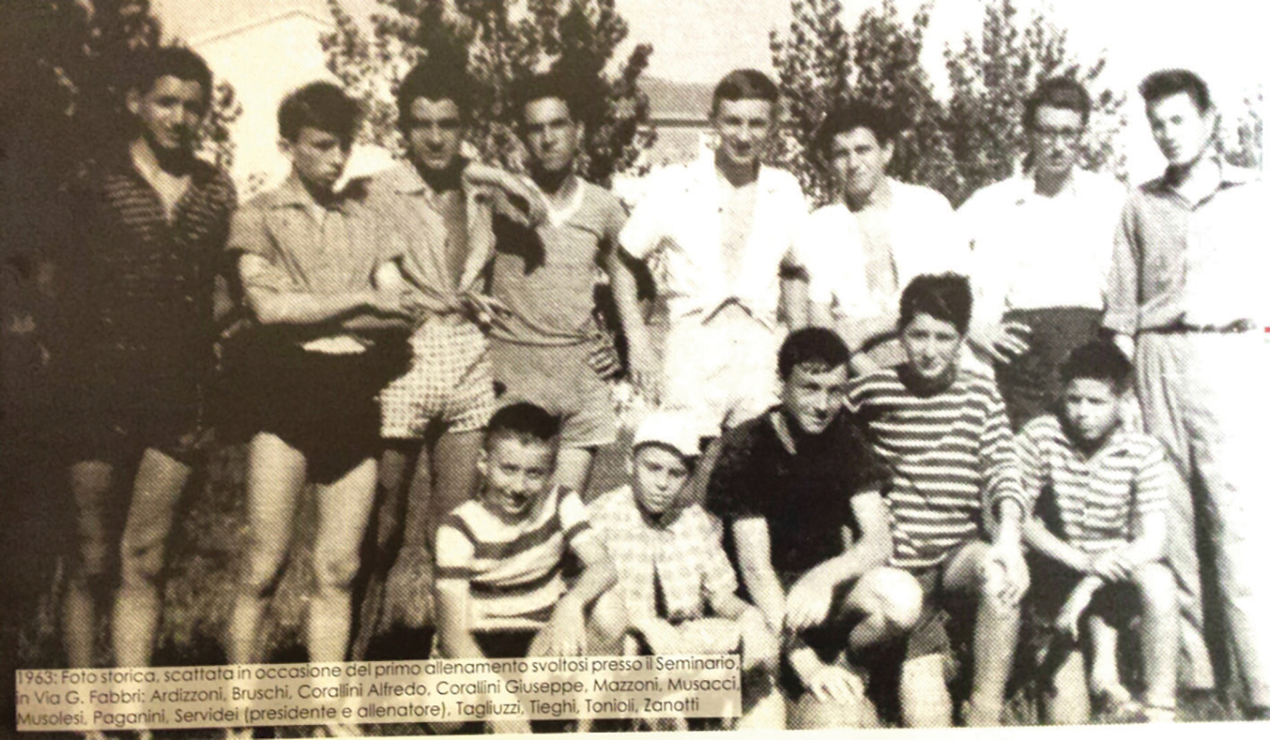 Una foto storica del 1963 scattata in occasione del primo allenamento svoltosi presso il Seminario in via Giuseppe Fabbri a Ferrara